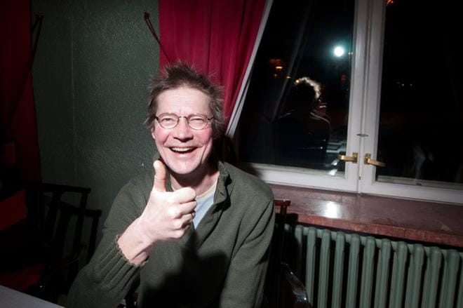 Ohjaaja ja kirjailija Juha Hurme kokosi näyttelijäopiskelijoille iltamakiertueen, joka etsii nyt esiintymispaikkoja. KUVA: Emil Bobyrev / Aamulehden arkisto