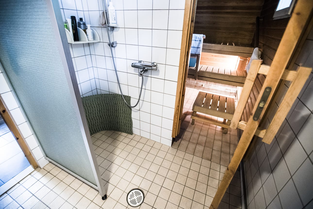 Petteri Putkisen Air-bnb:n erikoisuus on puulämmitteinen sauna. Jos tulisijat eivät ole vieraille tuttuja ennestään, isäntä lämmittää saunan.