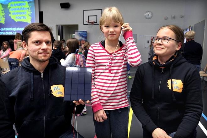 Hankekoordinaattori Kari Västinsalo esitteli Kauhajärven koulun oppilaalle Netta Tynjälälle miten aurinkopaneelin keräämän aurinkoenergian avulla voidaan esimerkiksi puhelin ladata opettaja Eija Västinsalon silmien alla. KUVA: JOUKO HÄNNINEN