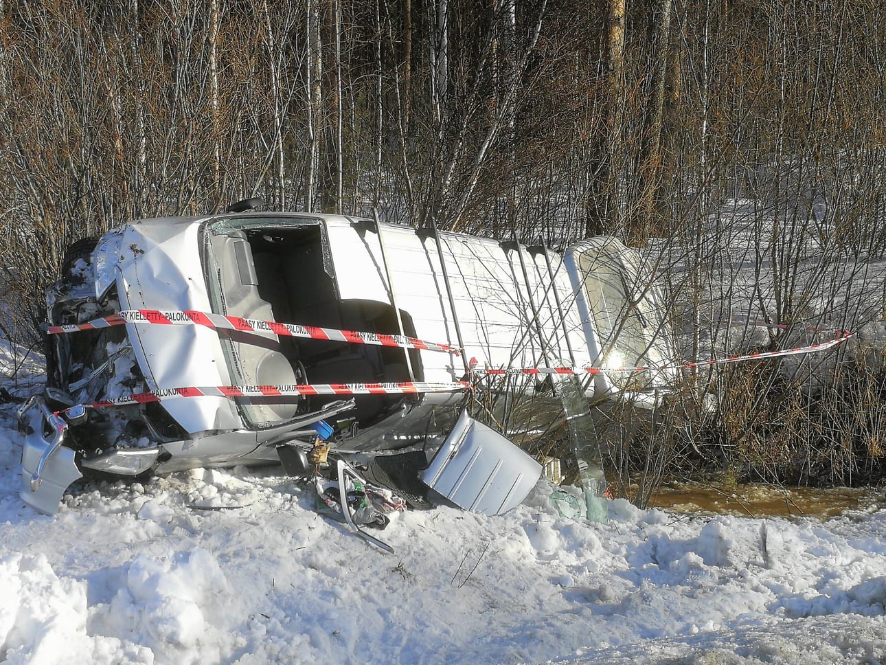 Revonlahdella sattui perjantaina alkuillasta kolari, jossa pakettiauto suistui ojaan.