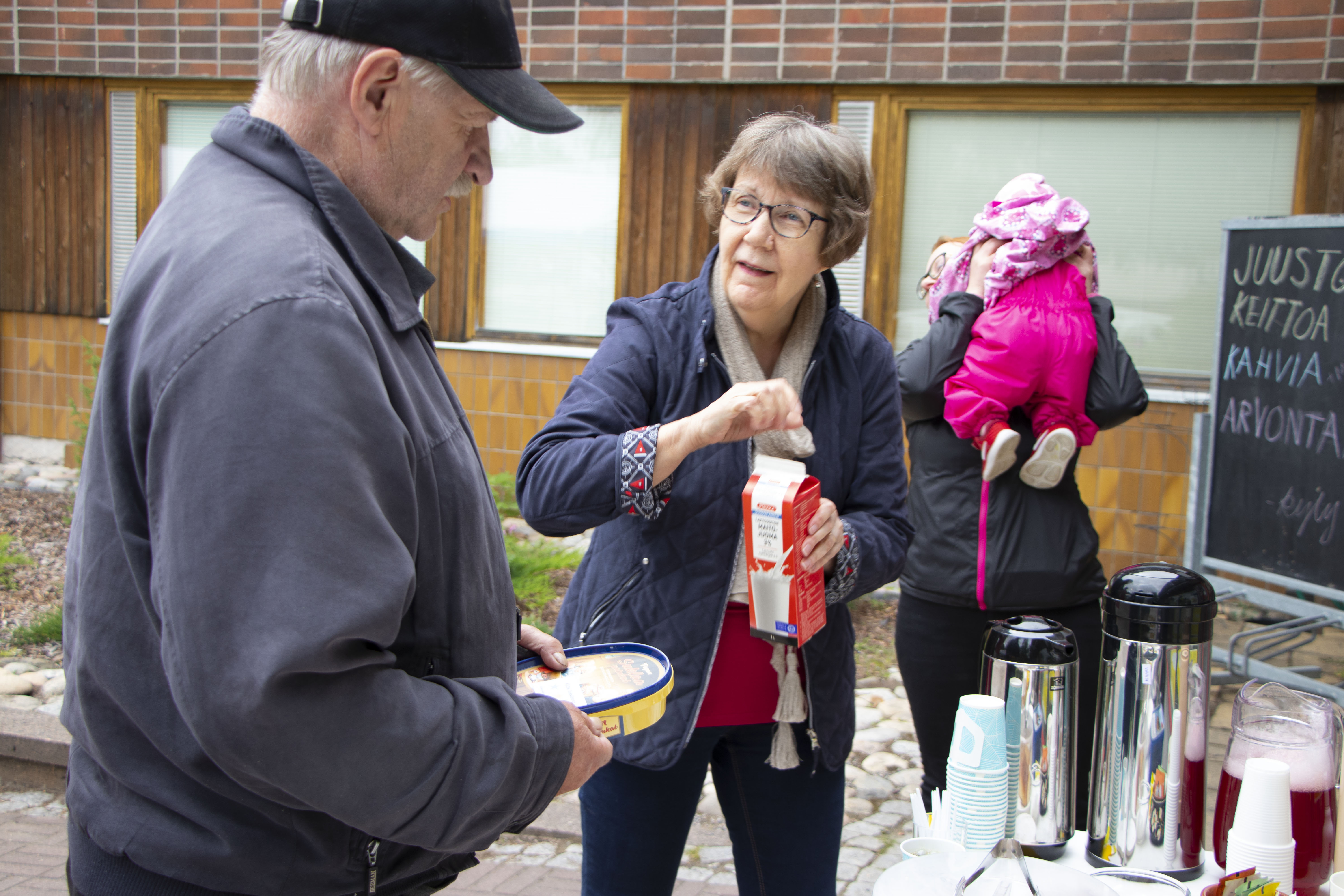 Kyläyhdistys piti kahviota, jossa myytävänä ollut juhannusjuusto teki kauppansa. Heikki Rosenberg aloitti herkuttelun leetakahveilla, jotka hänelle tarjoili Katja Haaraniemi.