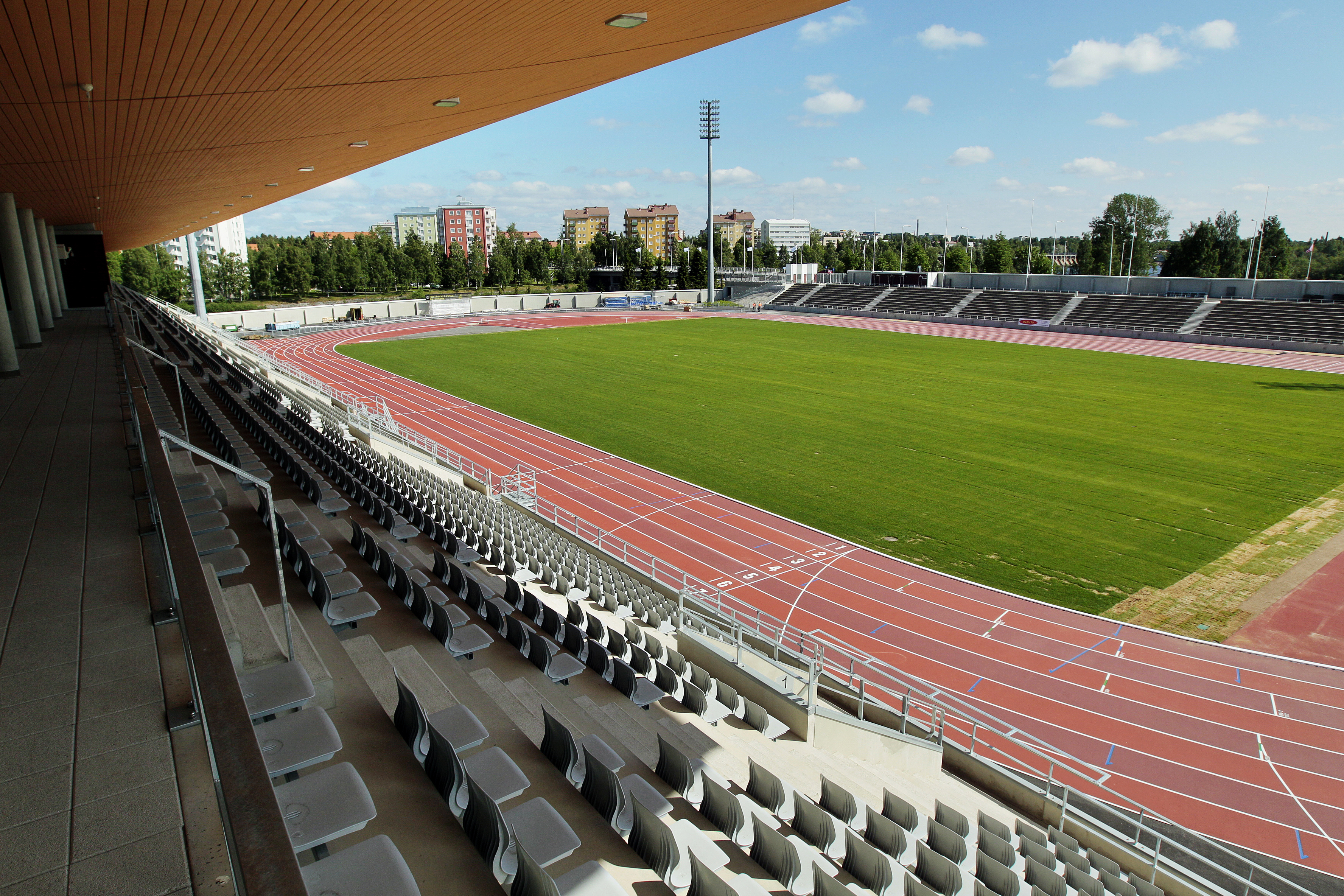 Isot yleisurheilukilpailut tuovat Raatiin stadionille tuhansia osallistujia – uimahallikävijöiden kannattaa suosia julkisia liikennevälineitä