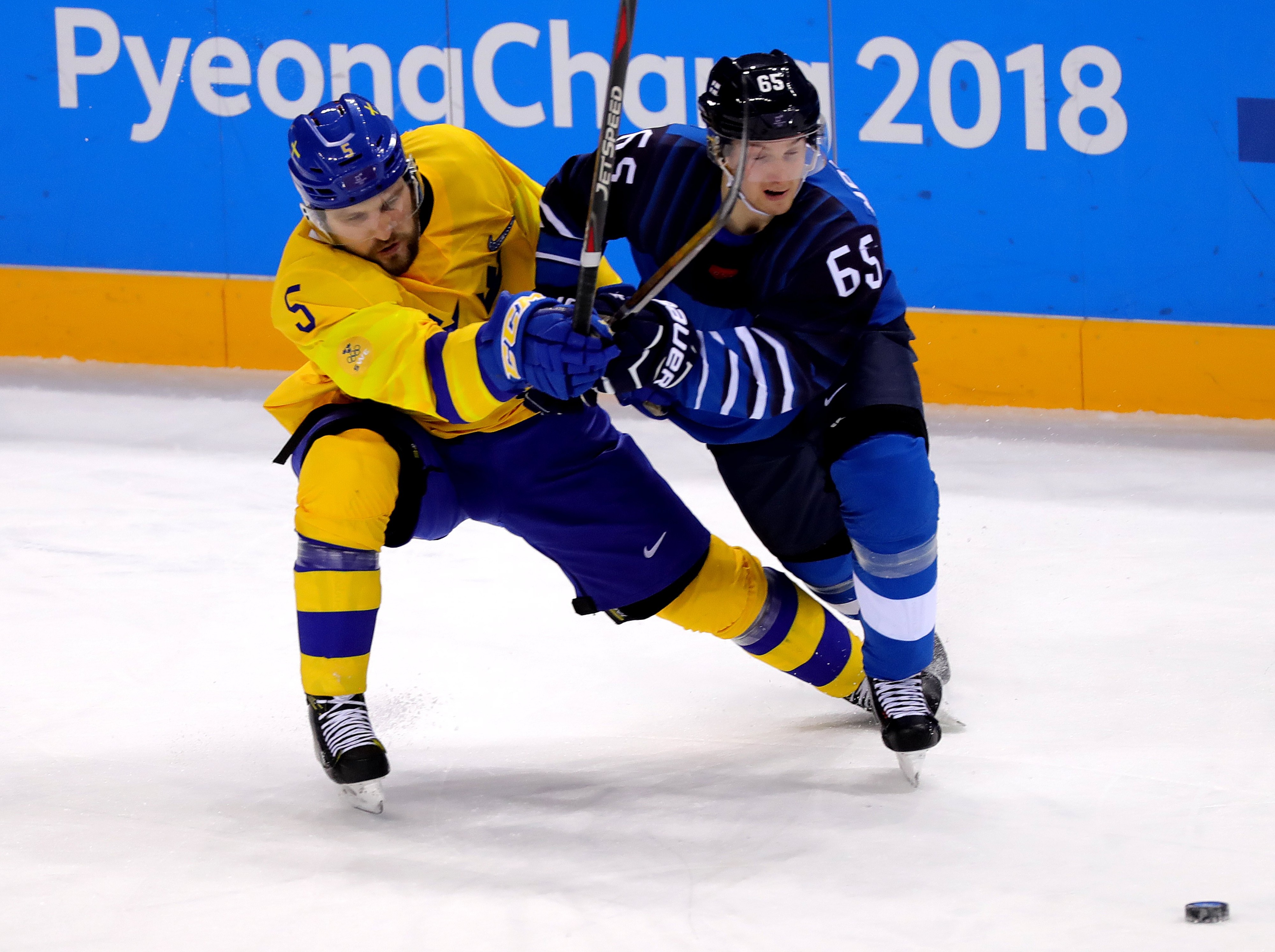 Sakari Manninen (oik.) ei ole näyttänyt olympiaturnauksessa vielä parhaita otteitaan.