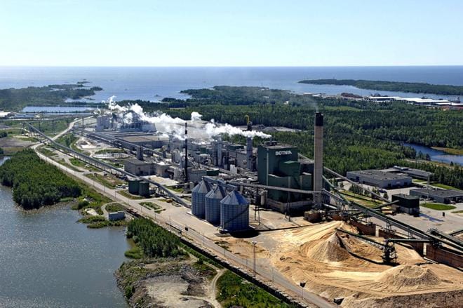 Kaskisten sellutehdas toi hyvinvointia Suupohjaan yli 35 vuoden ajan. Kaskisten vahvuuksiin kuuluu hyvätasoinen satama ja sinne vievä junanrata. Nyt tarvittaisiin lisää investointeja. Metsä Boardin kuuden miljoonan investointi on merkittävä uusi alku. ARKISTOKUVA: HANNU VALLAS