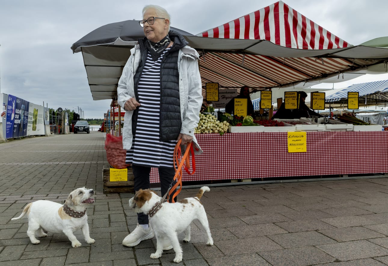 Eläköitynyt kauppias Paula Kauppinen-Suikki kahden koiransa Hemmon (vas.) ja Viljamin (oik.) kanssa.