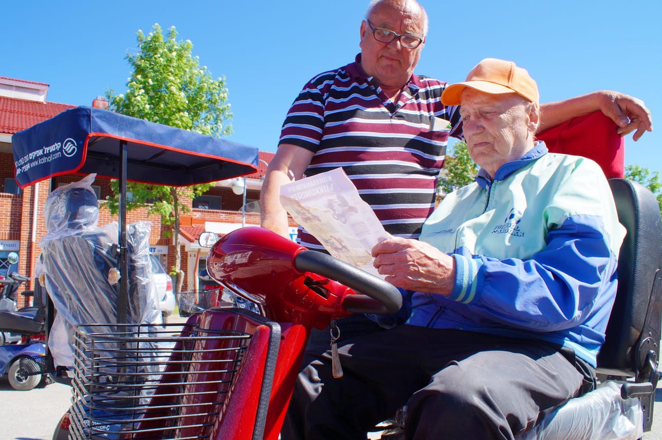 Seinäjokelainen sähköskoottereita maahan tuova ja niillä kauppaa tekevä Bror Salo esitteli Yrjö Tuohimaalle uusimpia mallejaan. Kauppoja ei kuitenkaan tullut, Tuohimaa arveli omansa vielä oleva hyvässä iskussa.