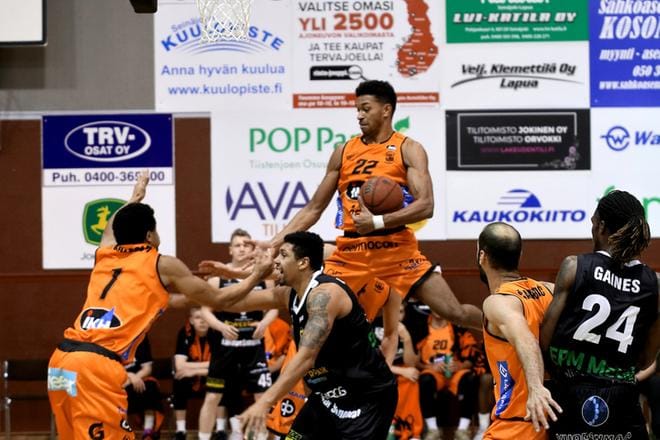 Miesten Korisliigan sarjajärjestelmä ja otteluohjelma menevät koronatilanteen vuoksi uusiksi. Muutoksia on luvassa sekä Karhu Basketin että Kobrien ohjelmaan. Kuva: Heikki Hakanen / arkisto