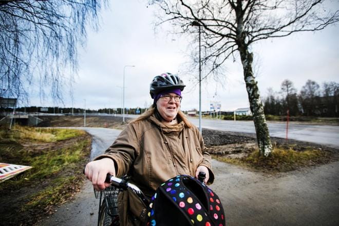 Polkupyörällä liikkuva lapualainen Stina Kalliosaari otti uudet väylät heti hyötykäyttöön. Hän toivoo, että Alangon kauppakeskukseen tulisi esimerkiksi täytettyjä patonkeja myyvä liike. KUVAT: KRISTA LUOMA