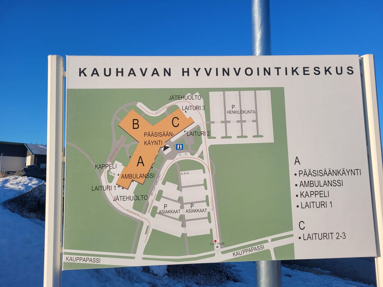 Kauhavan uudenkarhean hyvinvointikeskuksen keittiötä laajennetaan. Alueen sote-keittiöiden muutokset ovat osa hyvinvointialueen UTV-ohjelmassa tavoiteltavia säästöjä ja toiminnan tehostamista. Hyken tontilla onneksi riittää tilaa.