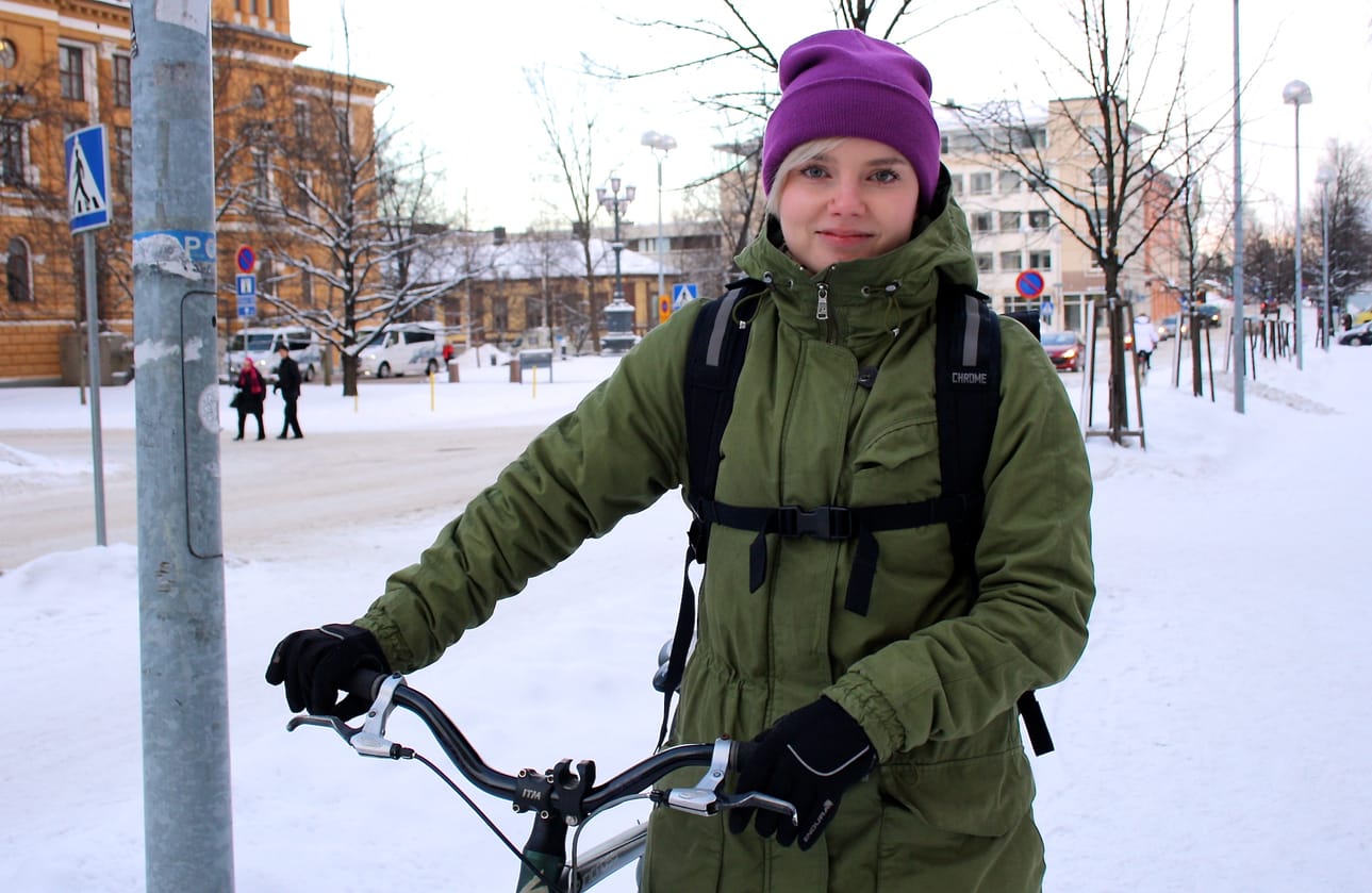 Oululaistunut Nina Tyni polkee päivittäin töihin, salille ja tapaamaan kavereitaan säässä kuin säässä.