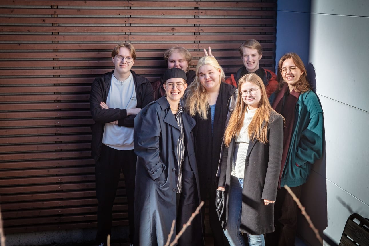 Teatteri Potkiksen nuoret ovat omatoimisesti toteuttaneet näytelmän Safiirinsininen petos. Mukana Joona Turunen, Benjamin Erkinmikko, Mikael Karén, Aada Köykkä, Anni Savolainen, Saku Virtala, ja Eevi Siirilä. Kuvasta puuttuu Kiira Ny.