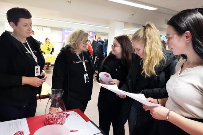 Mimosa Autio (oik), Siiri Lamminaho, Suvi Anttila olivat kiinnostuneita terveysalan kesätyöpaikoista, koska tulevaisuuden ammatti löytyy ehkä alalta. HR-asiantuntija Elina Uusimäki ja koulutuskoordinaattori Satu Mäkelä kertoivat, että alalta löytyy sekä kesätöitä että pysyviäkin työpaikkoja. KUVAT: KIRSTI MÄKELÄ