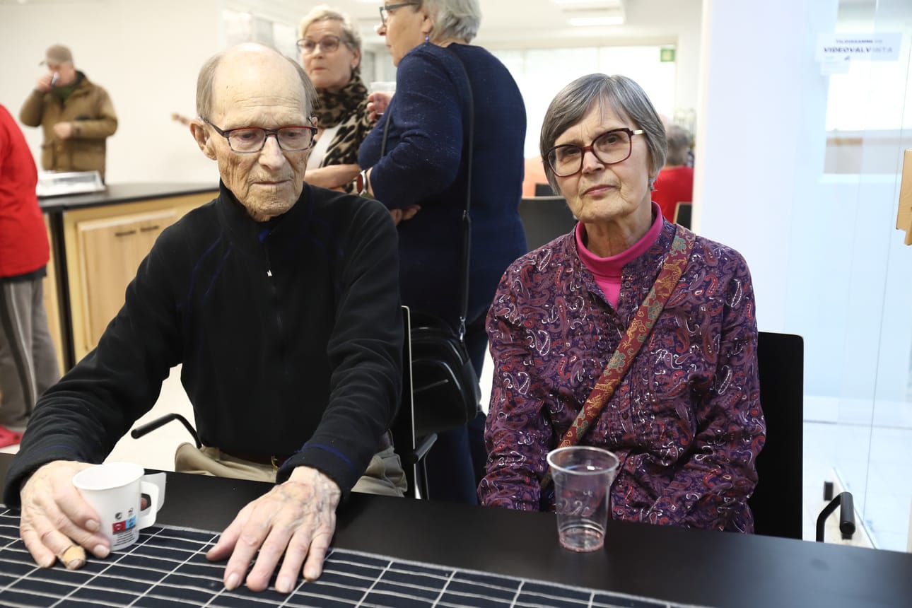 Paavo Honkanen ja Seija Majava asuvat molemmat kerrostaloissa. Kummassakin taloyhtiössä naapureiden tervehtiminen ja heidän kanssaan silloin tällöin jutteleminen on tavallista.