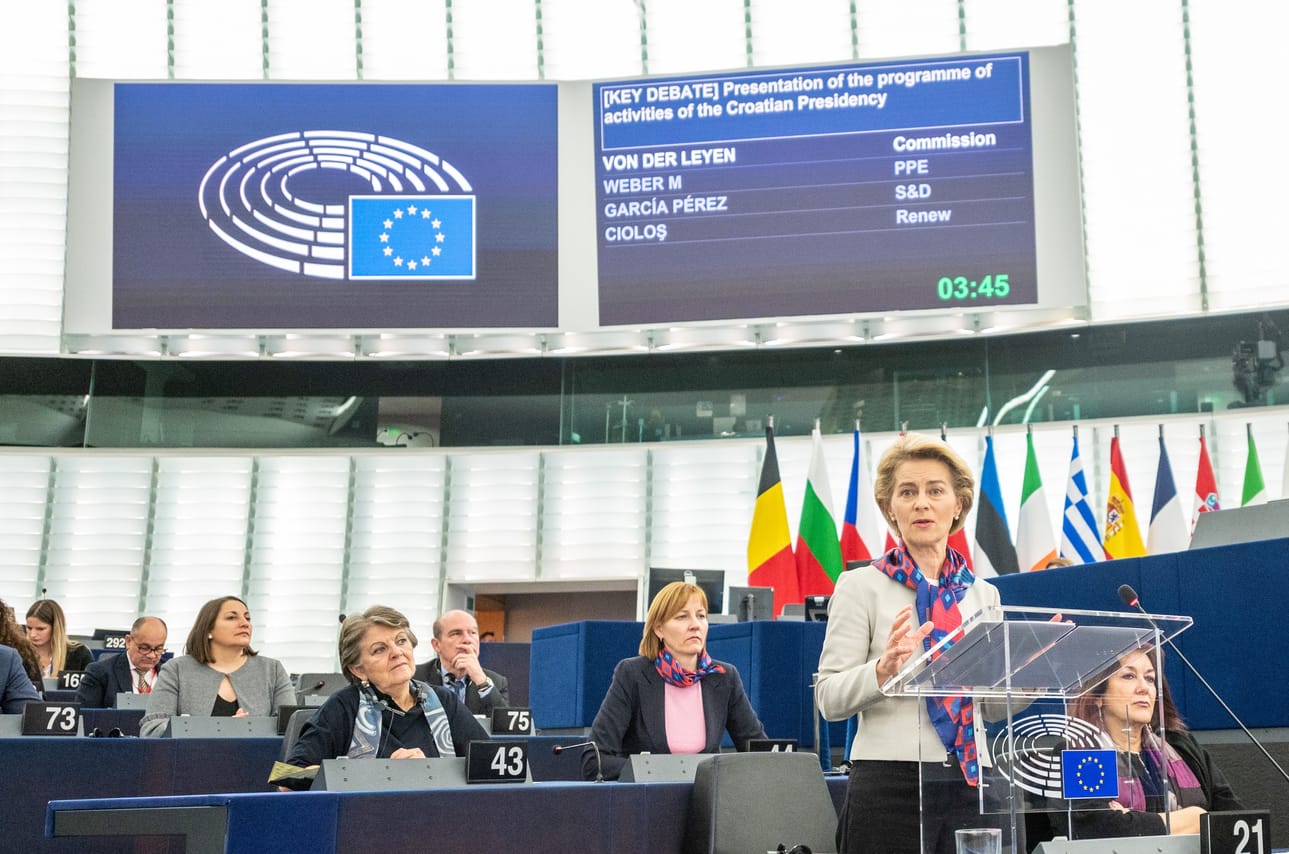 Euroopan komission puheenjohtaja Ursula von der Leyen on esittänyt koko EU:n laajuista minipalkkaa. Keskustelu minipalkasta käynnistyi tiistaina europarlamentissa.