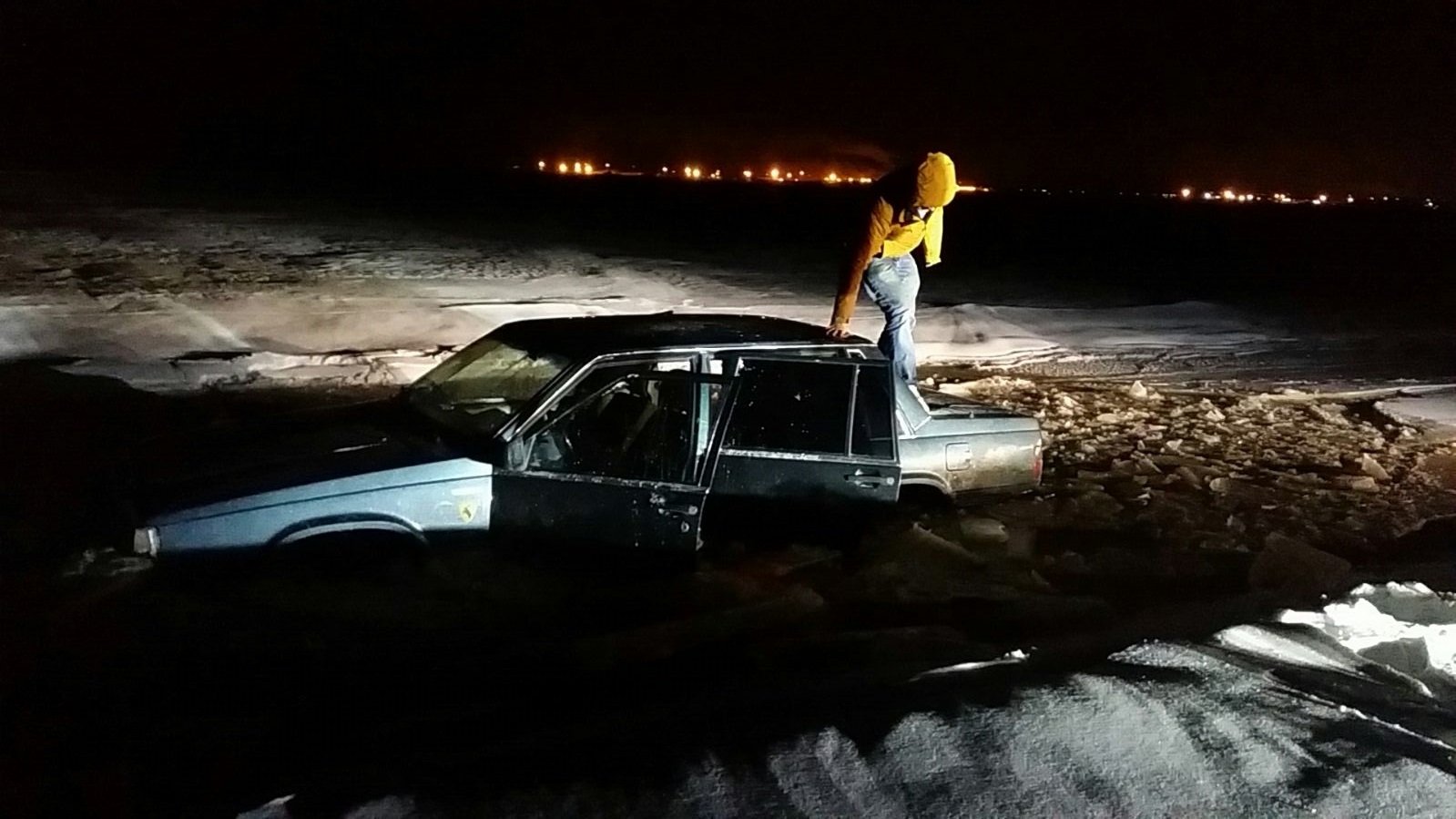 Auto upposi veteen Oulunsalon edustalla sunnuntain vastaisena yönä puolen yön jälkeen.