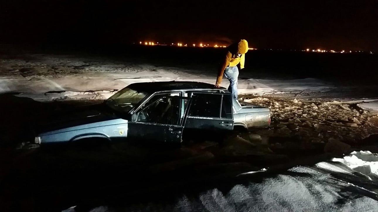 Auto upposi veteen Oulunsalon edustalla sunnuntain vastaisena yönä puolen yön jälkeen.