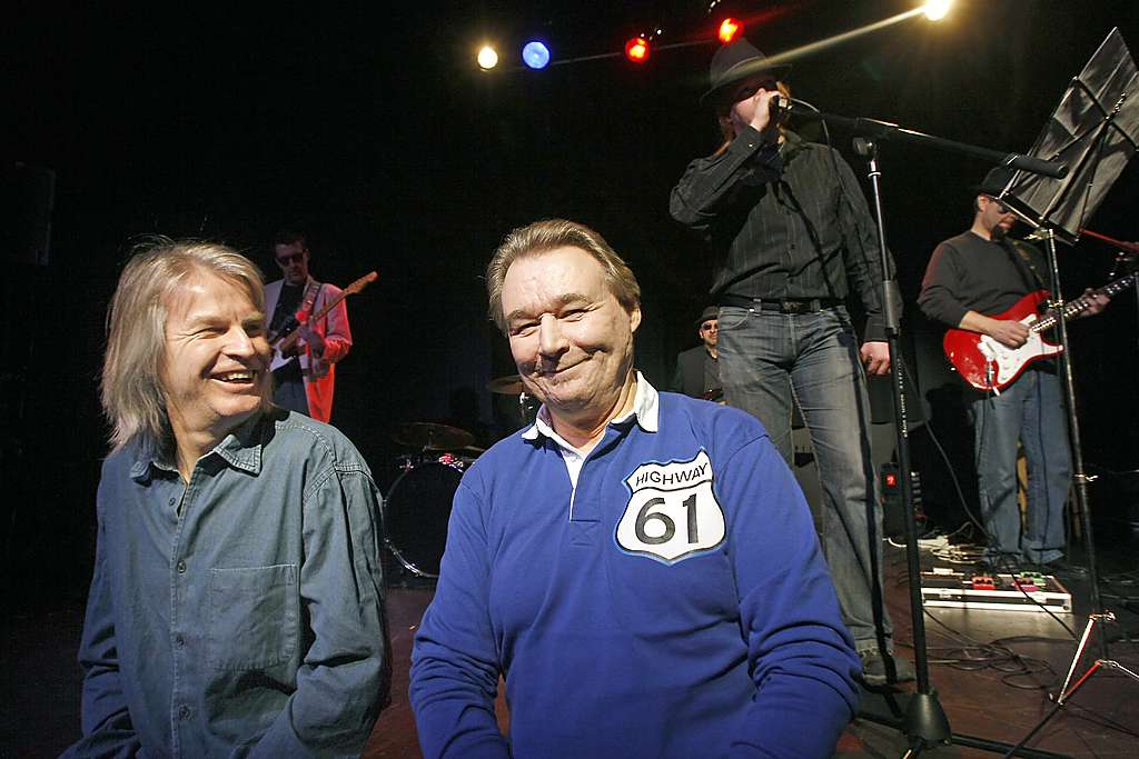 Ou'Blues ry:n puheenjohtaja Markku Hänninen (vas.) ja varapuheenjohtaja Kimmo Pekkala luotsaavat yhdistystä tyvestä puuhun. "Etenemme pikkuhiljaa. Alkajaisiksi tuomme bluesin Teatteri Rion lavalle, mutta jatkossa tavoittelemme siitä jokakeväistä bluesfestivaalia", miehet kertovat.