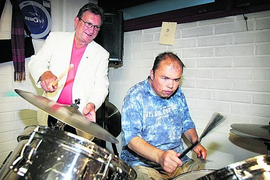 Mäntyahon orkesterin rumpali Jukka Ahola sai Lyly Rajalalta kunnon soittopelin.