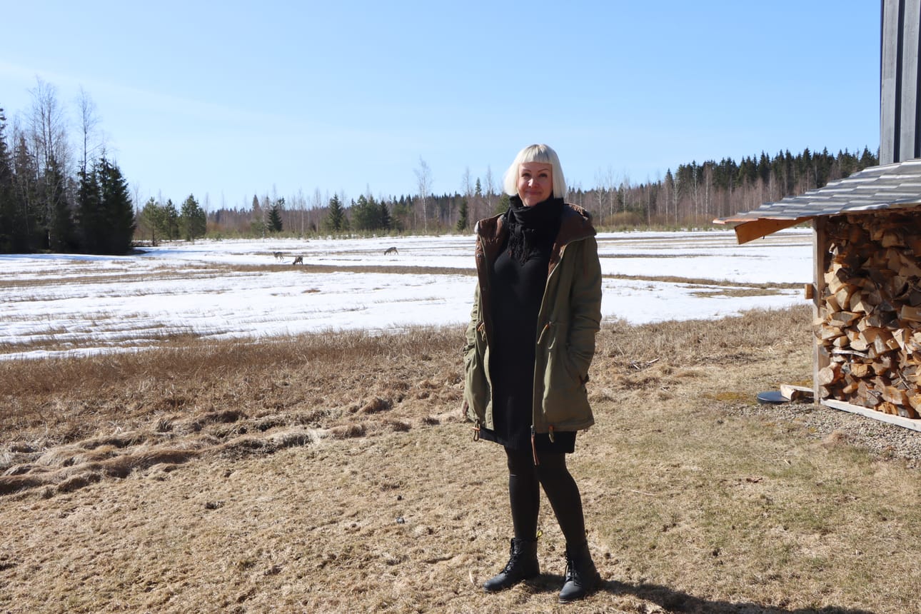 Maarit Hietaharju-Nisonen kuvailee Jurvaa enemmän kuin kodiksi. Metsäkylässä luonnon keskellä sijaitseva koti tuo tasapainoa intensiiviselle työlle ihmisten parissa. – Täällä on kerta kaikkiaan niin ihana olla, että ei me varmaan lähdetä täältä ikinä pois!