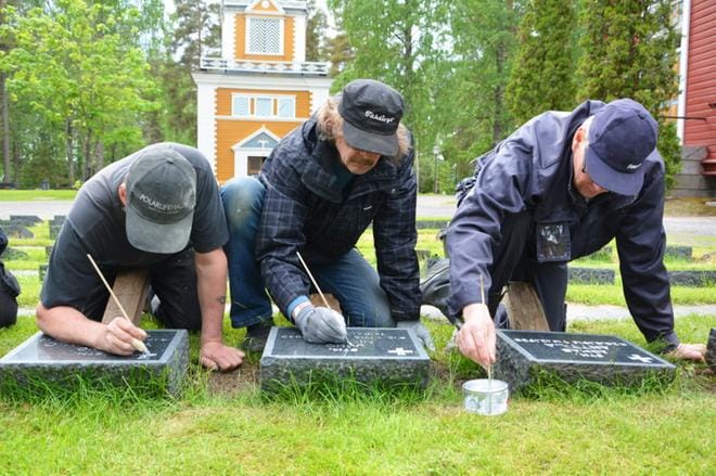 Kuortaneen sankarihaudat saivat pintaansa uutta hopeaa maalia. Maalaaminen oli tarkkaa työtä. KUVA: MIINA HAKALA