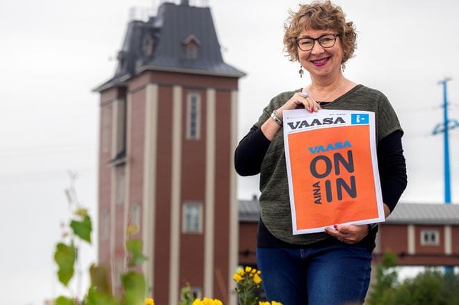 Päätoimittaja Anne Laurila on innostunut tulevasta lehtiuudistuksesta. Uudistuvan kaupunkilehden slogan on Vaasa on aina in. Se kertoo tarinaa historiasta, nykyhetkestä ja tulevaisuudesta sulassa sovussa. Kuva: Jarno Pellinen