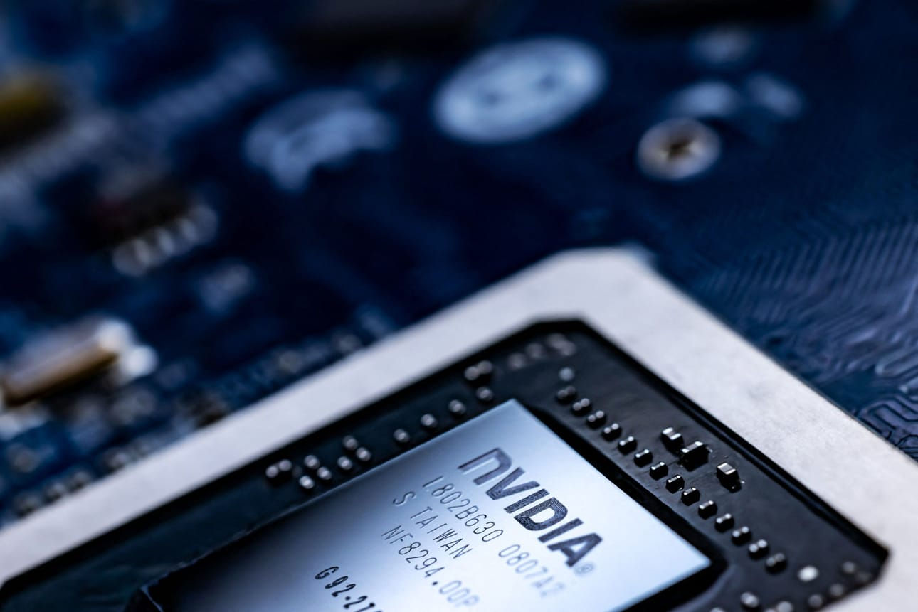 Bloombergin mukaan Nvidia on ensimmäinen piirilevyjä valmistava yhtiö, jonka arvo on ylittänyt kolmen biljoonan dollarin rajapyykin. LEHTIKUVA/AFP