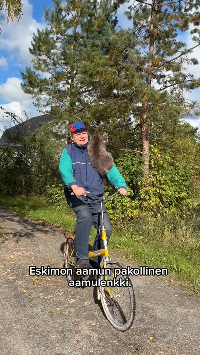 Reijo Rajala pyöräilee Eskimo-kissansa kanssa