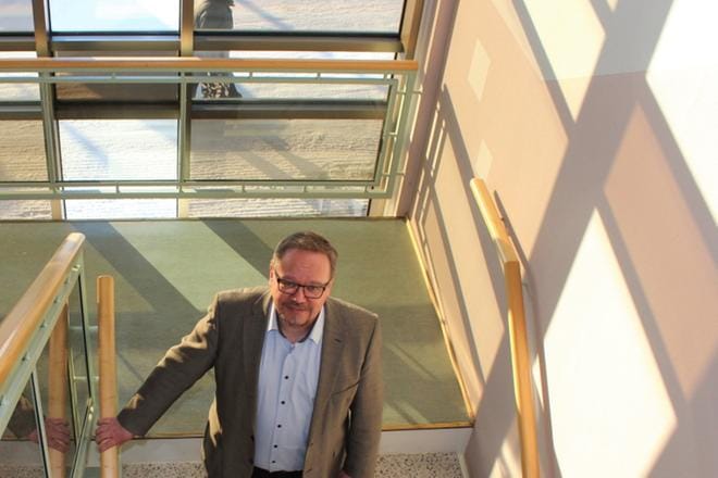 Marko Keski-Sikkilä saa palautetta monissa kanavissa, kuten sosiaalisessa mediassa ja viestipalvelu Whatsapissa. Kovin usein kunnanjohtajalle ei kuitenkaan suoraan soiteta tai piipahdeta hänen työhuoneessaan. – Sitä on ollut yllättävän vähän, vaikka koen että olen helposti lähestyttävä. KUVA: LOTTA KALLIO
