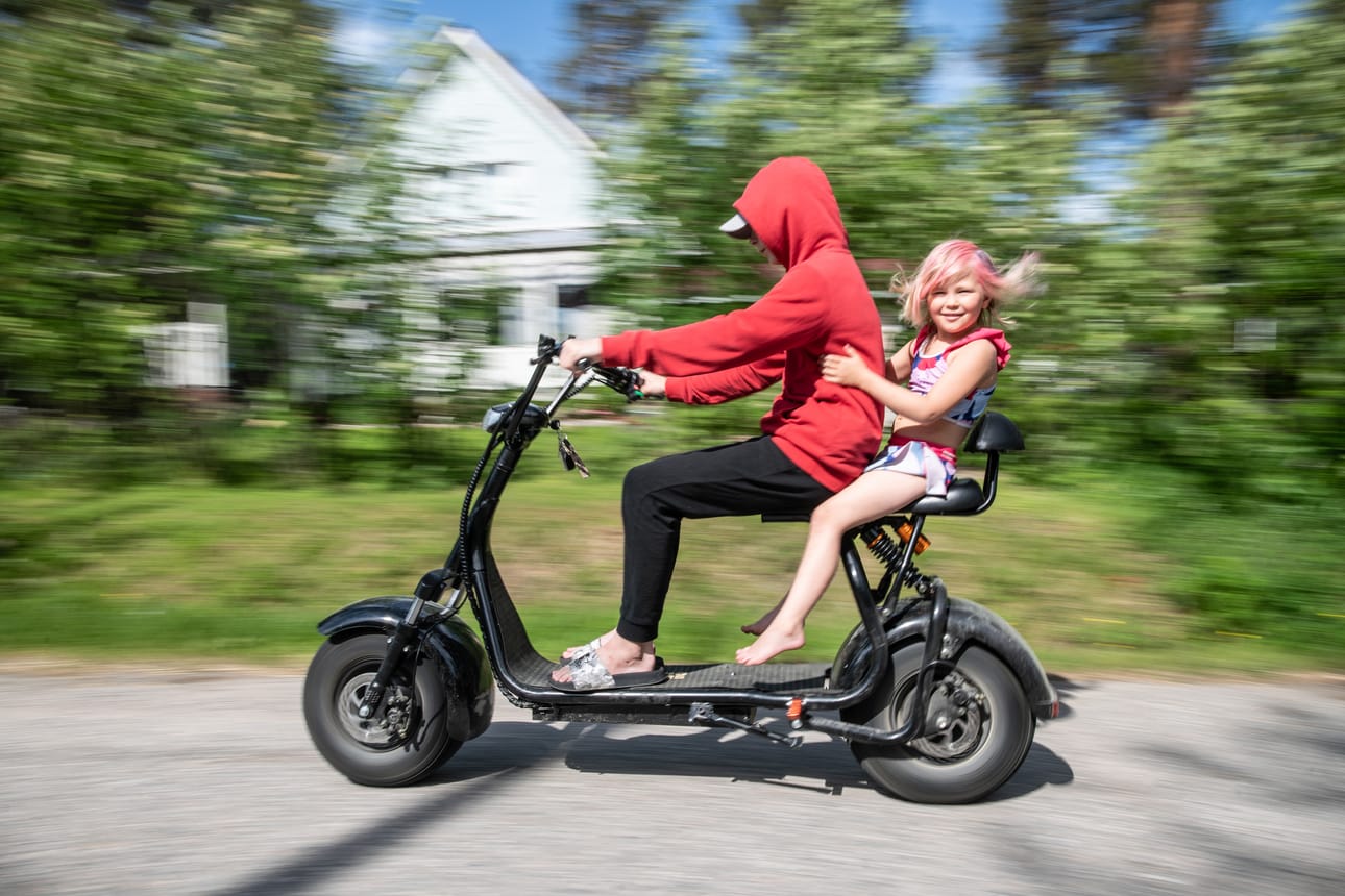 14-vuotias Eelis Käkelä kuljettaa 5-vuotiasta Nella-siskoaan sähköskootterilla välillä serkkujen luo kylään tai uimaan. Sähköskootteri rinnastetaan polkupyörään, jolloin lain mukaan kypärän käyttö ei ole pakollista.