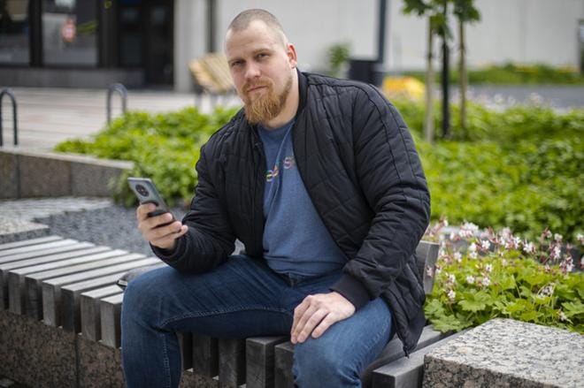 Mika Flinkkilän mukaan usein kannattaa pitää pää kylmänä. Ensimmäisen suurempi kurssipudotus hänen kohdalleen osui koronakeväänä. – Eihän se tunnu kivalta, kun salkku sulaa silmissä, mutta ei se aiheuttanut itselläni myyntitoimenpiteitä, vaan tarjosi kylmäpäiselle sijoittajalle hyviä ostopaikkoja. Kuva: Miranda Kivekäs