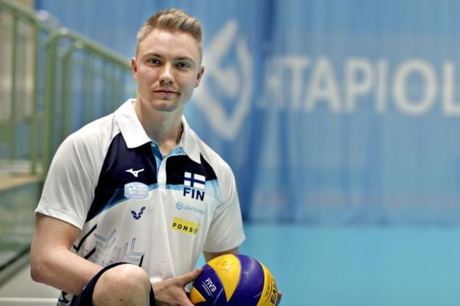Menestyksekkään lentopallouransa vuoksi Lauri Kerminen on joutunut tekemään uhrauksia. Hän ei halua kenellekään tahallaan pahaa, mutta kaikille kavereille ei ole kiireiden vuoksi jäänyt niin paljon aikaa kuin ennen. KUVA: HEIKKI HAKANEN
