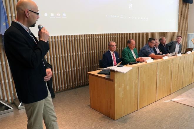 Teuvan kunnanvaltuuston puheenjohtaja Sakari Varala juonsi ratakeskustelun, johon osallistuivat Jorma Mäntynen, Markku Nummelin, Marko Yläjärvi, Jorma Vierula, Patrik Hellman ja Pertti Kinnunen. KUVA: JORMA HAVULA
