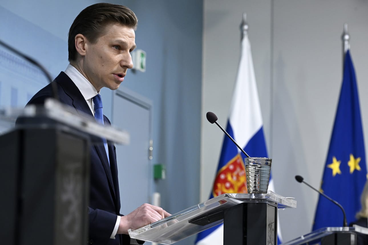 Puolustusministeri Antti Häkkänen (kok.) kertoi tiedotustilaisuudessa hallituksen esittämästä lakimuutoksesta.