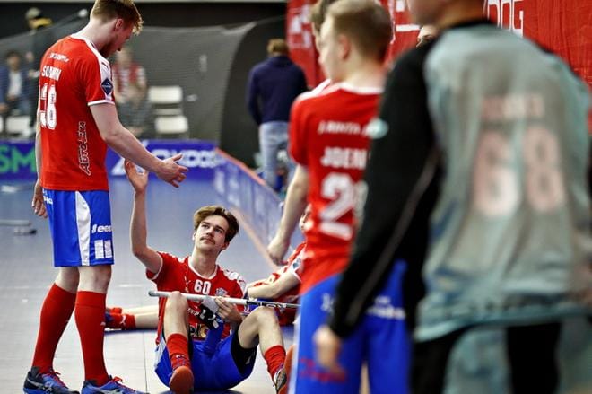 SPV:n Mirko Soininen lohdutti A-poikien kapteenia Tomi Takalaa hävityn SM-finaaliottelun jälkeen.