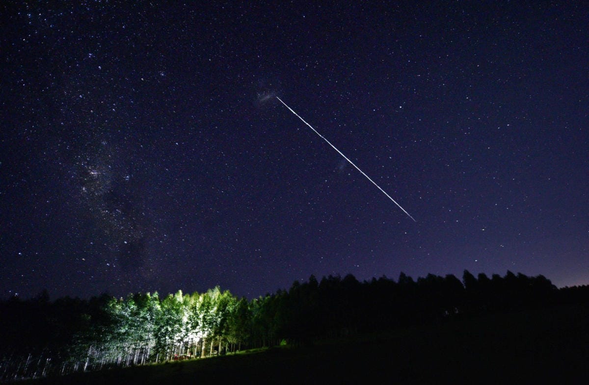 Starlink-satelliitit laukaistiin Yhdysvalloissa 3. helmikuuta. Kuvassa satelliitit ohittavat Urguayta 6. helmikuuta. LEHTIKUVA/AFP