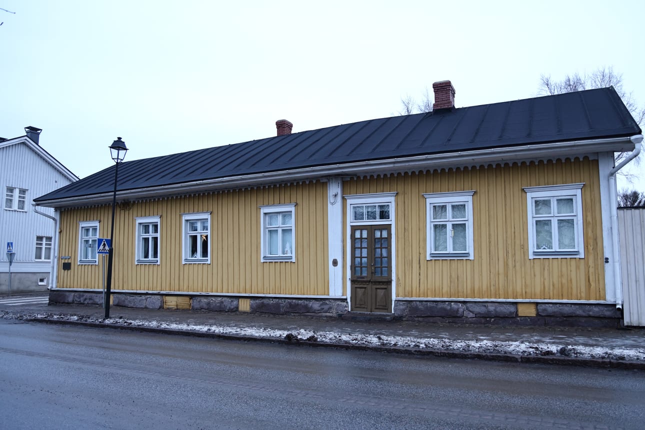 Osoitteessa Rantakatu 32, jouluikkuna on ovessa Rantakadun puolella.