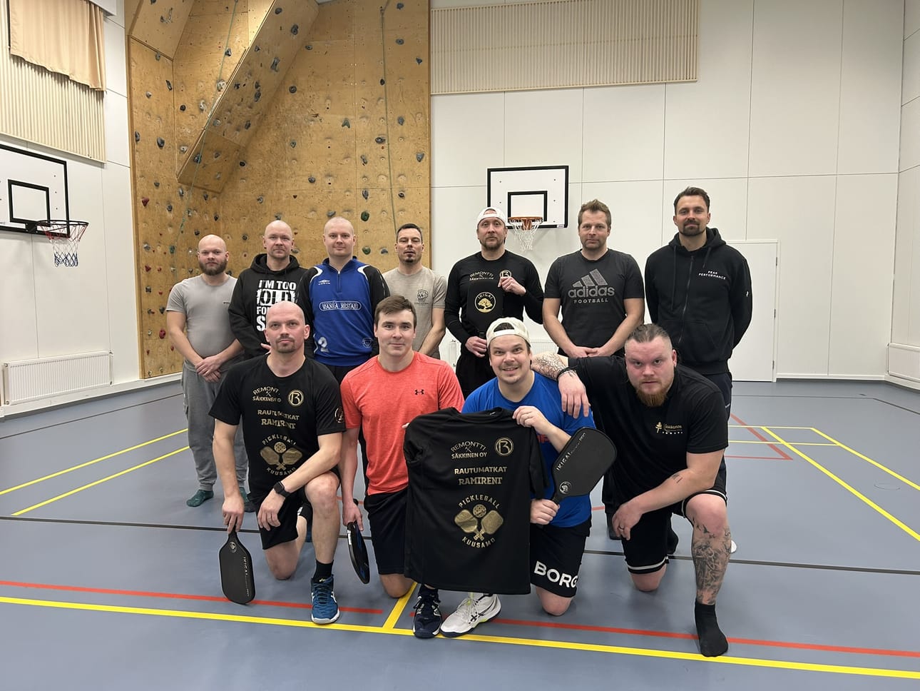 Kuusamolaiset pickleballin harrastajat kokoontuivat joulunalusturnaukseen joulun alla. Eturivissä finaalissa pelanneet Ville Karjalainen (vas.), Johannes Pitkänen, Aki Karjalainen ja Matti Säkkinen. Takana Niko Pirttijärvi (vas.), Joonas Pitkänen, Jaakko Heikkinen, Kari-Pekka Määttä, Anselmi Pitkänen, Arto Heikkilä ja Jere Pyhäranta.