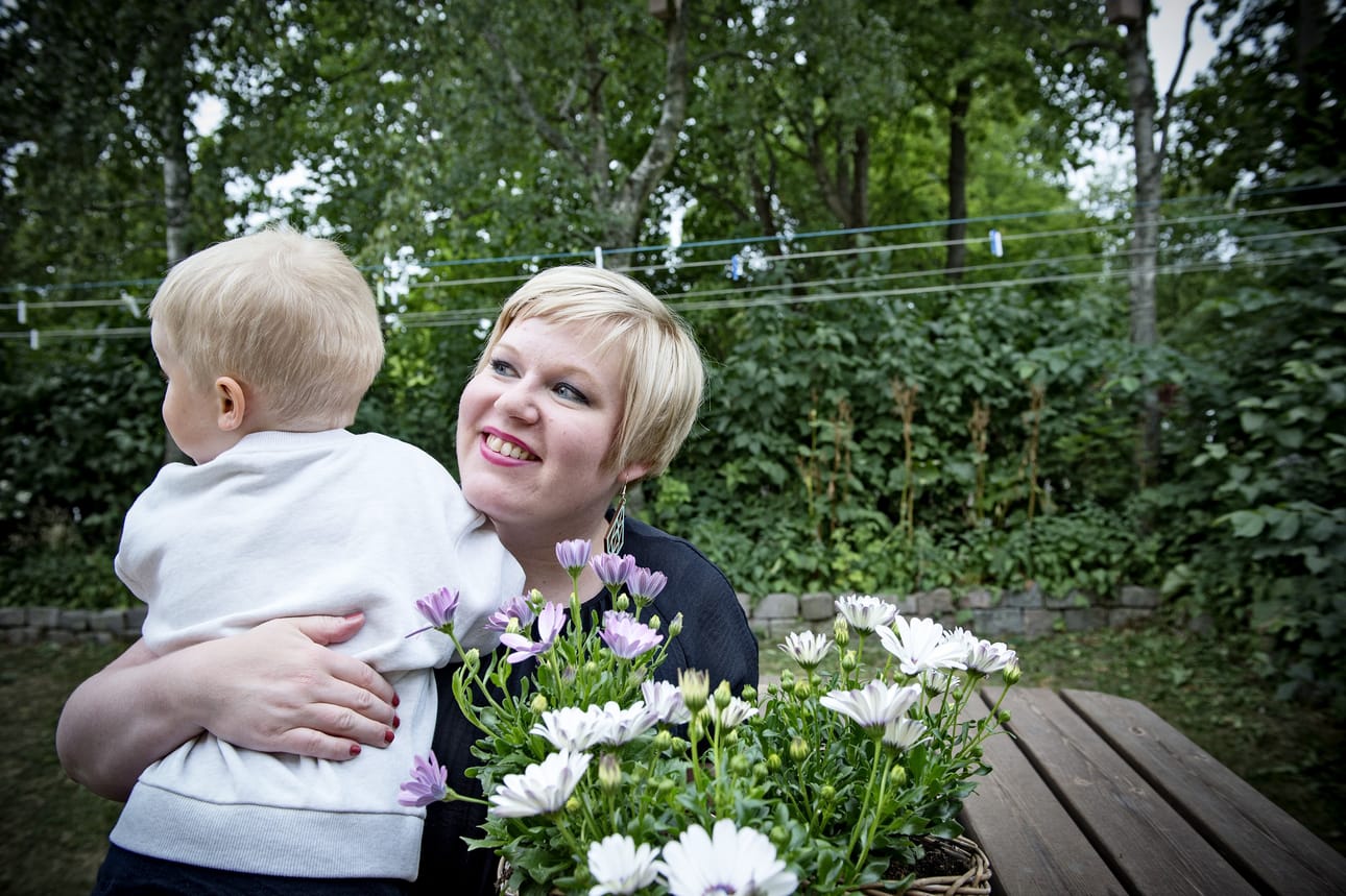 Perhe- ja peruspalveluministeri Annika Saarikko (kesk.) antaa tunnustusta puolisolleen Erkki Papuselle, joka ottaa paljon vastuuta perheen arjen pyörittämisestä.