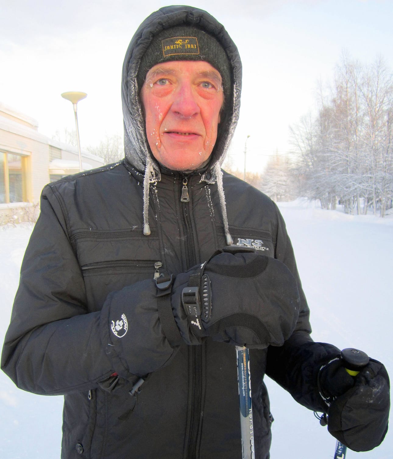 Aimo Kouva teki 6 kilometrin sauvakävelylenkin Posion keskustassa keskiviikkona.