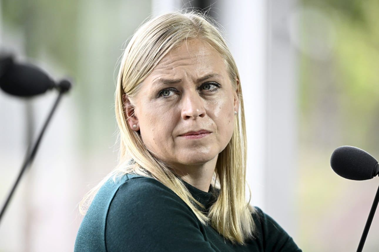 Ulkoministeri Elina Valtonen (kuvassa) sanoo, että pitää Suomen Portugalin-suurlähettilääseen Titta Maja-Luotoon kohdistuvia syytöksiä ”todella ikävinä". LEHTIKUVA / Roni Rekomaa