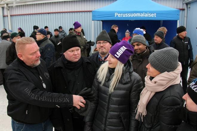 Presidenttiehdokas Laura Huhtasaari (ps.) piti puheen ja jutteli väen kanssa. KUVAT: MIA KÄRKKÄINEN