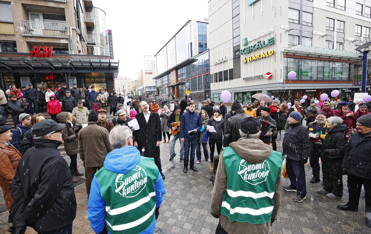 Velkastetson-nimellä esiintynyt ryhmä häiritsi pääministeri Juha Sipilän puhetta Jyväskylässä.