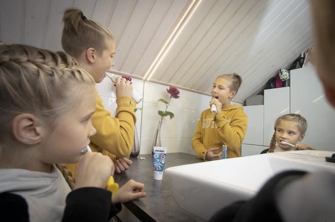 Hampaiden harjaus ei ole mitään pakkopullaa Korjan sisaruksille. "Hyvää jälkeä tulee aamuin illoin", Aarni (vasemmalla) sanoo. Lyyli (keskellä) ja Tuure ovat samaa mieltä. KUVA: Pekka Peura