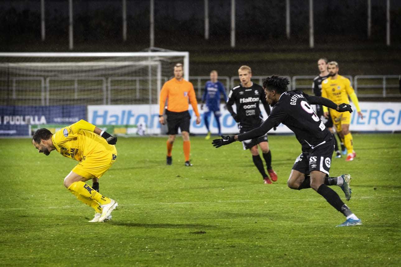 AC Oulun Rafinha keräsi itseään FC Lahden Charles Geoffrey Chinedun seuratessa vierestä.