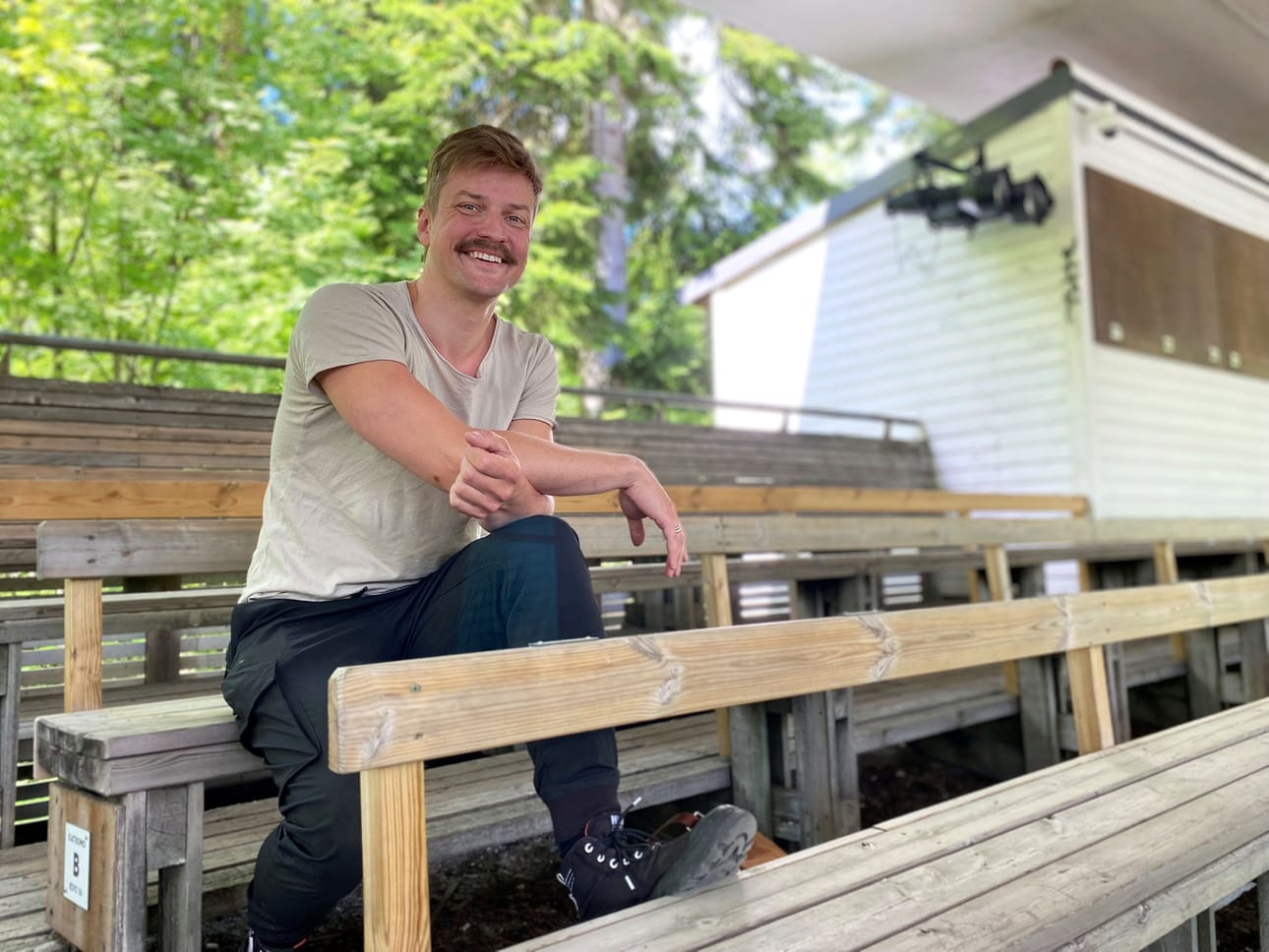 Näyttelijä Mikael Saari tekee myös itse musiikkia ja on muun muassa osallistunut kahdesti Uuden musiikin kilpailuun. Törnävän kesäteatterissa hänellä on päärooli musikaalikomediassa.
