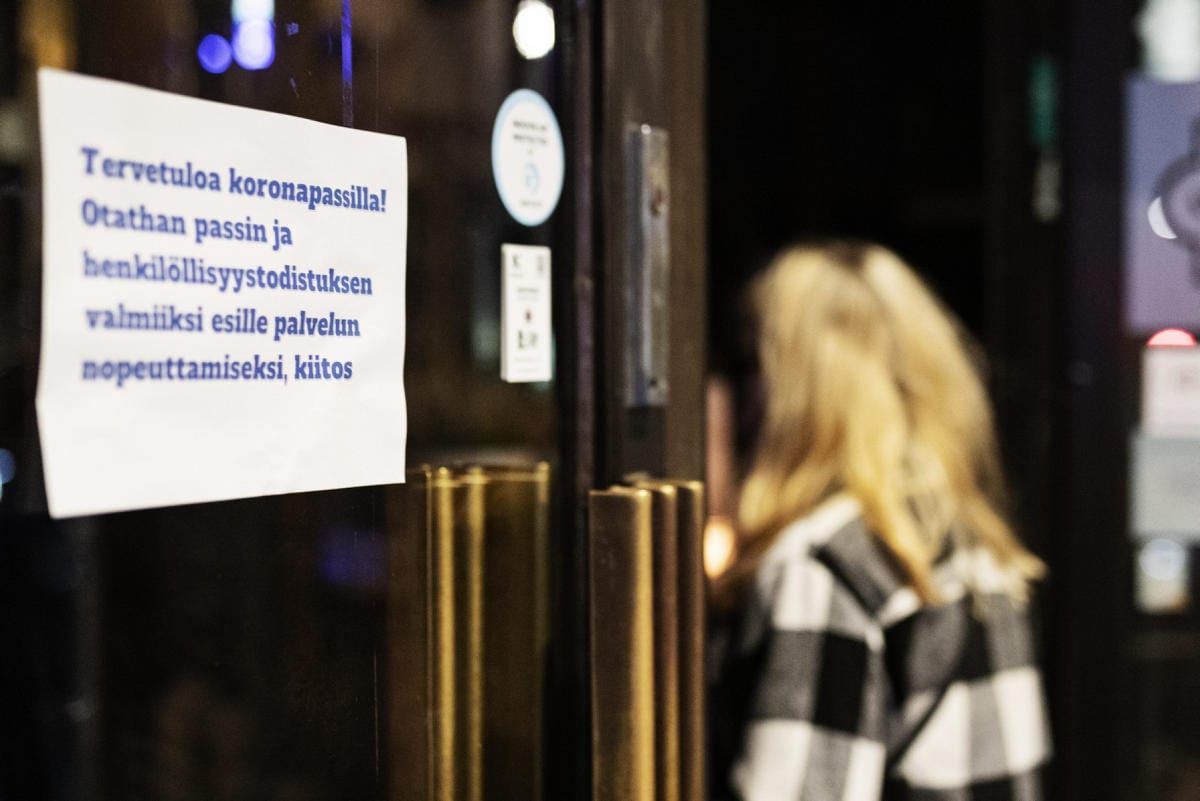 Yleisötilaisuuden järjestäjä voi ottaa käyttöön koronapassin, jolloin henkilömäärärajaa ei tarvitse noudattaa. LEHTIKUVA / RONI REKOMAA