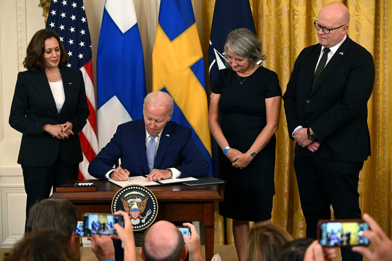 Joe Biden allekirjoitti Suomen ja Ruotsin Nato-asiakirjat eilen. Oikealla Suomen suurlähettiläs Mikko Hautala.