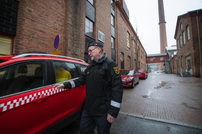 Pelastusjohtaja Tero Mäki kertoo, että Pohjanmaan pelastuslaitoksen päällystö, onnettomuuksien ehkäisy ja tukipalvelut ovat siirtyneet Vaasan paloasemalta Palosaarelle toimistotiloihin sisäilmaongelmien vuoksi. KUVA: JARNO PELLINEN