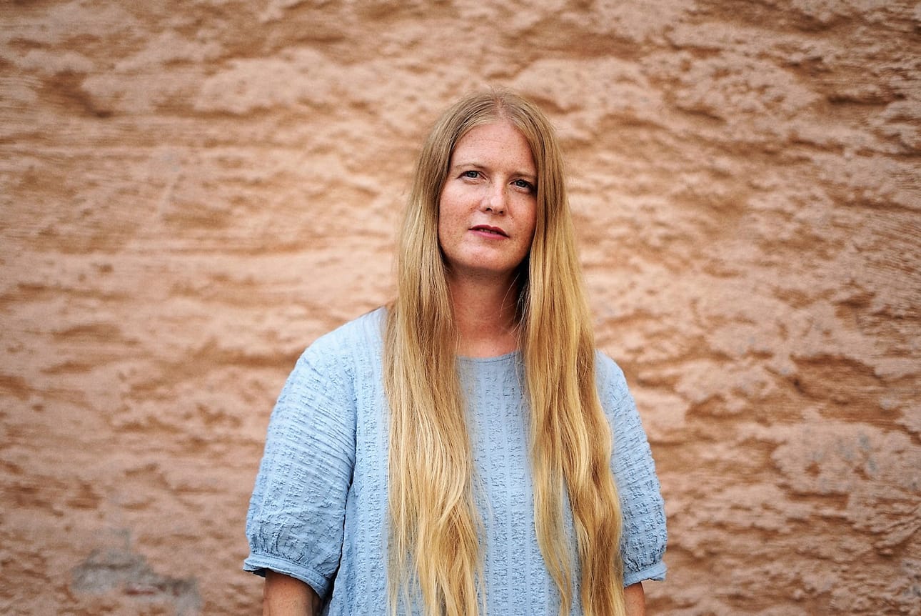 Vaasalaislähtöinen työyhteisösovittelija, tietokirjailija Tiina-Emilia Kaunisto kohtaa työssään suomalaisten työpaikkojen kipeimpiä ongelmia, kiusaajia ja kiusattuja. Sen muodot vaihtelevat hiljaisesta, näkymättömästä ulossulkemisesta avoimeen käskyttämiseen ja pomottamiseen.