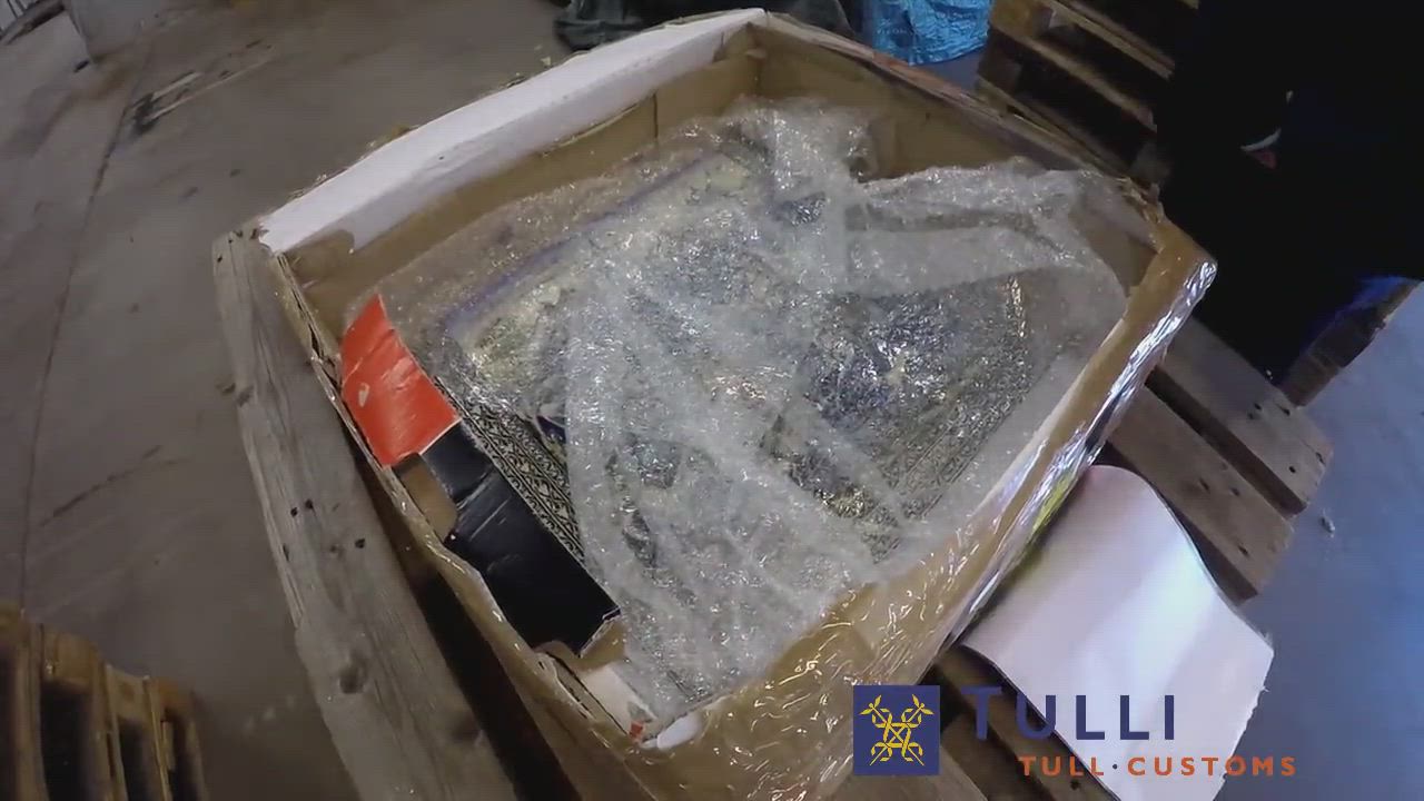 Tällaisen antiikkilaatan tulli löysi Venäjään matkalla olleesta rekasta